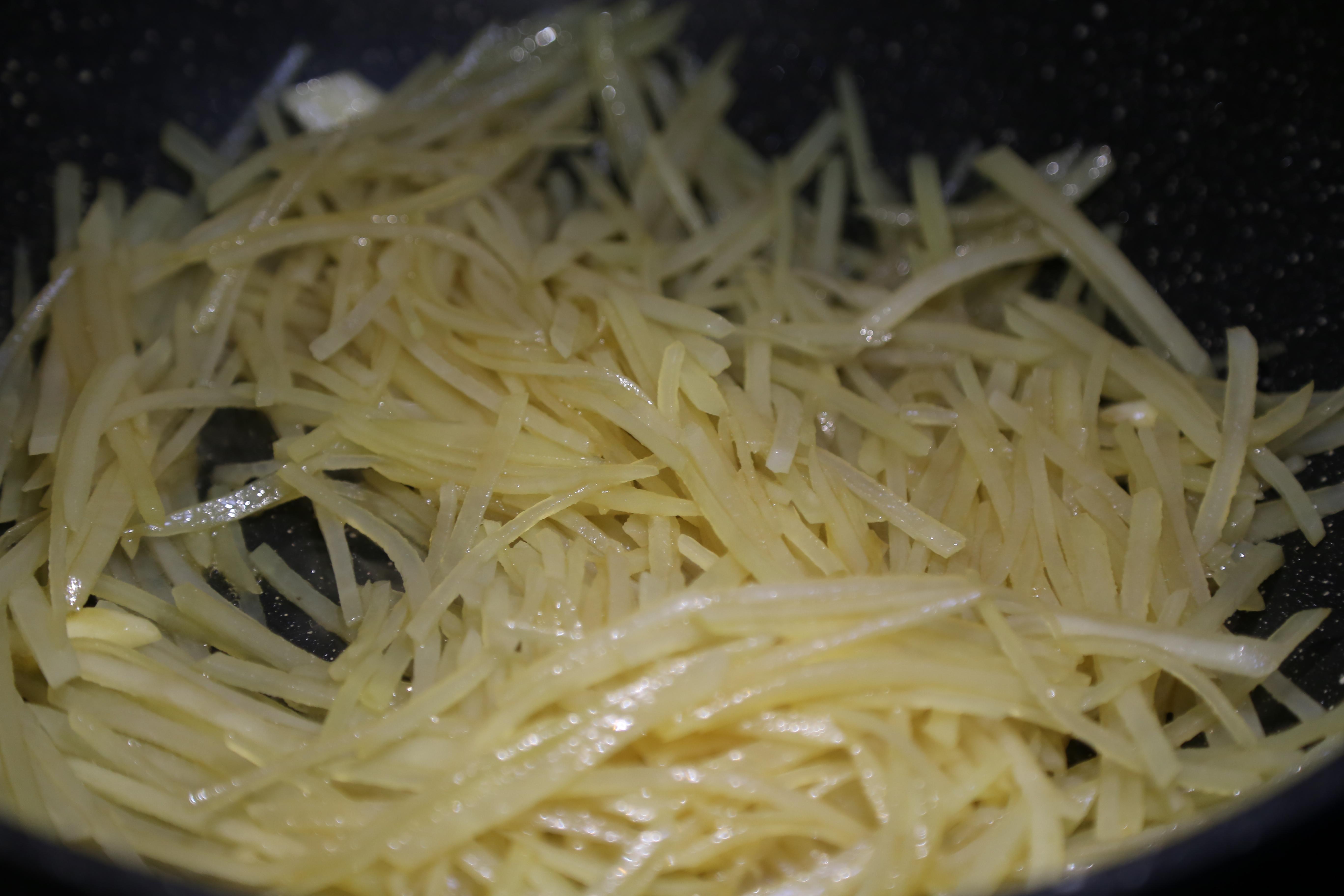 醋溜土豆絲，一道家常美食的魅力與故事，醋溜土豆絲，家常美食的魅力與傳奇故事