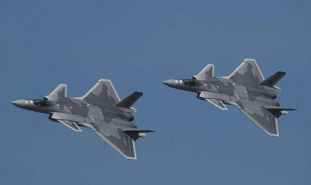 殲-20與F-22，究竟誰更勝一籌？深度探討兩大頂尖戰(zhàn)機(jī)的優(yōu)劣對(duì)比，殲-20與F-22，頂尖戰(zhàn)機(jī)優(yōu)劣深度對(duì)比