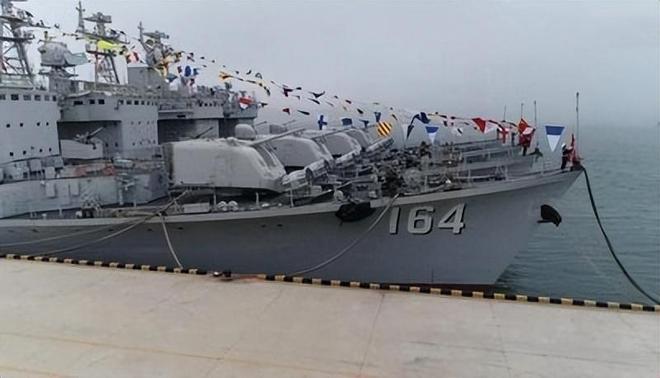 雙艦風(fēng)采，中國海軍的驕傲——遼寧艦與山東艦同框，雙艦榮耀，遼寧艦與山東艦展現(xiàn)中國海軍的驕傲