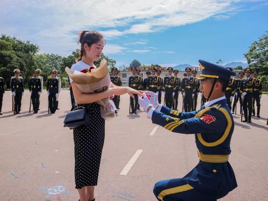 三軍儀仗隊迎軍旗視頻，榮耀與傳承的壯麗瞬間，三軍儀仗隊迎軍旗的榮耀與傳承時刻