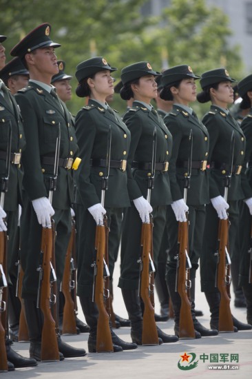 解放軍女士兵圖片大全，展現(xiàn)巾幗英雄的風(fēng)采，解放軍女士兵風(fēng)采，巾幗英雄圖片大全