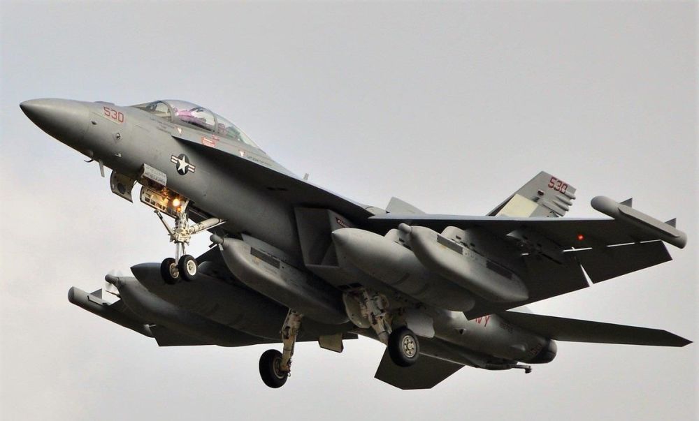 殲-16D電子戰(zhàn)飛機(jī)的強(qiáng)大實(shí)力與獨(dú)特優(yōu)勢(shì)，殲-16D電子戰(zhàn)飛機(jī)的強(qiáng)勢(shì)表現(xiàn)與獨(dú)特優(yōu)勢(shì)解析