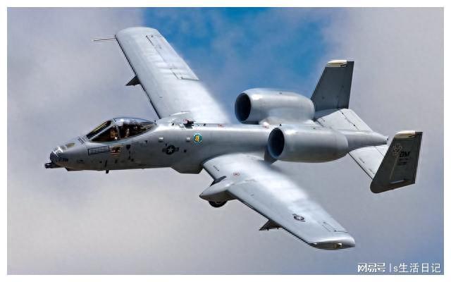 探索A-10攻擊機(jī)的側(cè)面風(fēng)采，A-10攻擊機(jī)獨(dú)特側(cè)面風(fēng)采揭秘