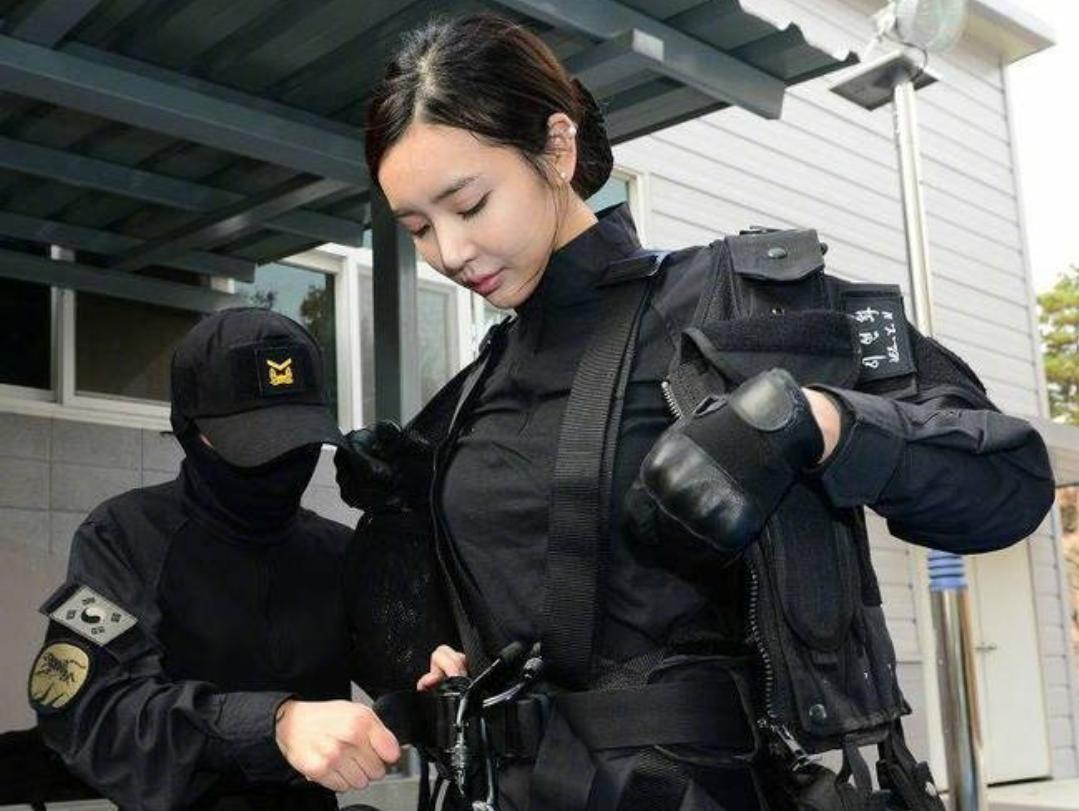 中國第一批女特種兵，破繭成蝶的榮耀征途，中國首批女特種兵，榮耀征途的蛻變之路
