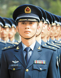 解放軍07式軍服圖片，展現(xiàn)新時(shí)代軍人的風(fēng)采，解放軍07式軍服展現(xiàn)新時(shí)代軍人風(fēng)采圖片