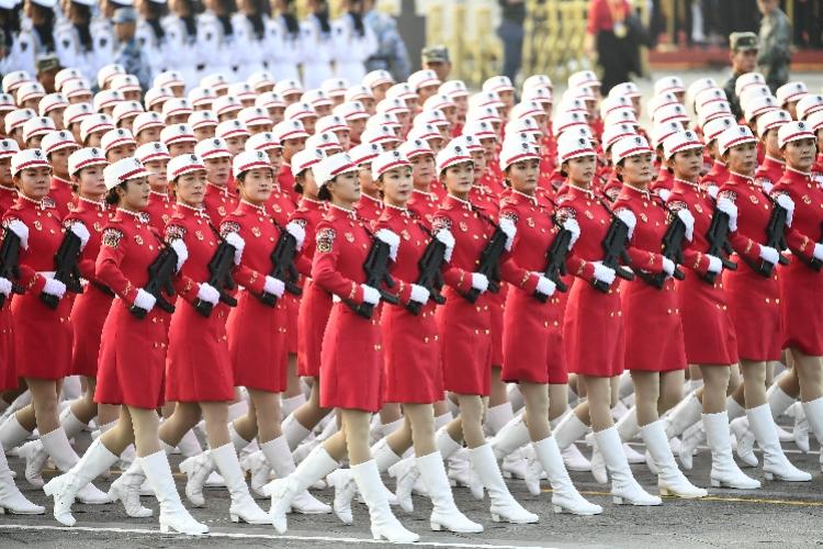 三軍女兵方隊驚艷亮相，巾幗不讓須眉的力量之美，三軍女兵方隊亮相展現(xiàn)力量之美，巾幗不讓須眉的力量震撼全場