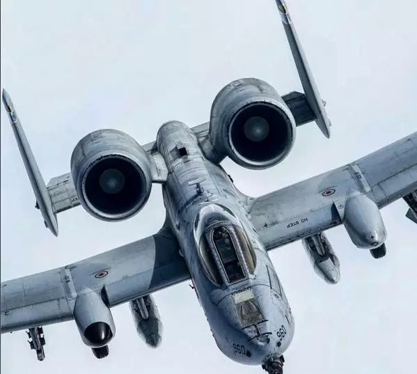 探索A-10戰(zhàn)斗機(jī)的壯麗身影，圖片解析與影響，A-10戰(zhàn)斗機(jī)的英姿，圖片解析與深遠(yuǎn)影響