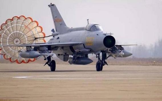 殲十戰(zhàn)斗機(jī)是否落后了？探討中國(guó)空軍現(xiàn)代化進(jìn)程中的挑戰(zhàn)與機(jī)遇，中國(guó)空軍現(xiàn)代化進(jìn)程中的挑戰(zhàn)與機(jī)遇，殲十戰(zhàn)斗機(jī)的現(xiàn)狀與發(fā)展探討