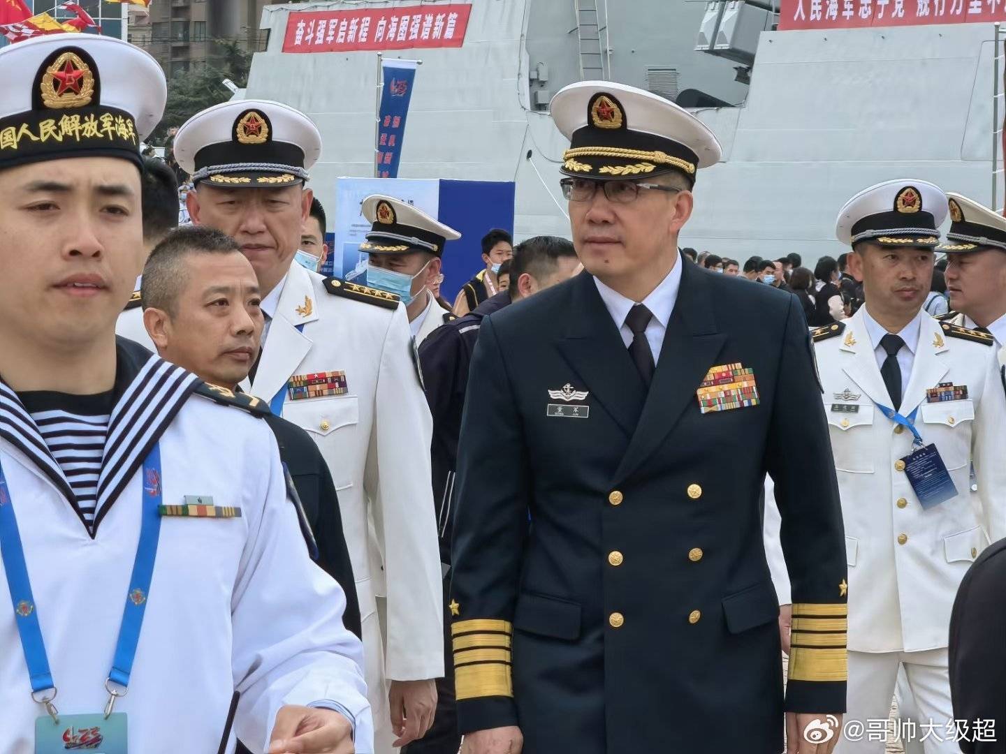 國防之重，部長董軍之風(fēng)采，身高與責(zé)任并重，國防之重，部長董軍之風(fēng)采——身高與責(zé)任并重