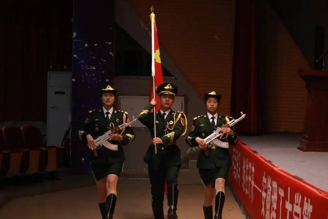 國旗護(hù)衛(wèi)隊(duì)工作總結(jié)報(bào)告，國旗護(hù)衛(wèi)隊(duì)年度工作總結(jié)報(bào)告，回顧與反思