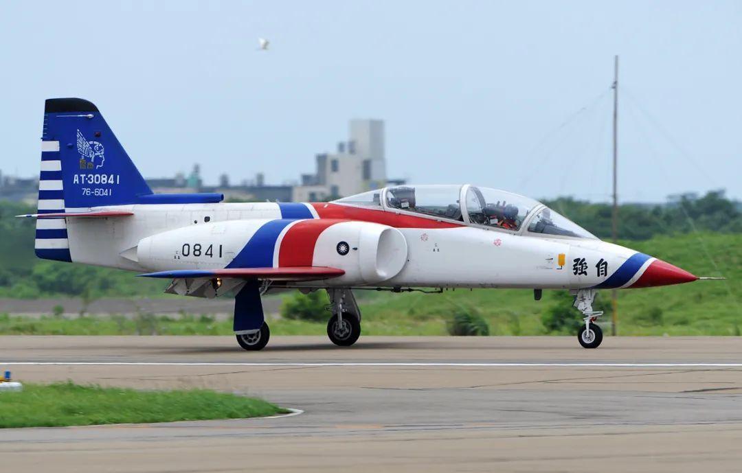 臺(tái)灣勇鷹教練機(jī)，空中之鷹展翅飛翔，臺(tái)灣勇鷹教練機(jī)，空中雄鷹翱翔天際