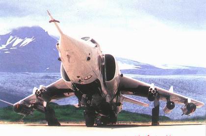 強5攻擊機的機炮位置及其戰(zhàn)術應用，強5攻擊機機炮位置與戰(zhàn)術應用解析