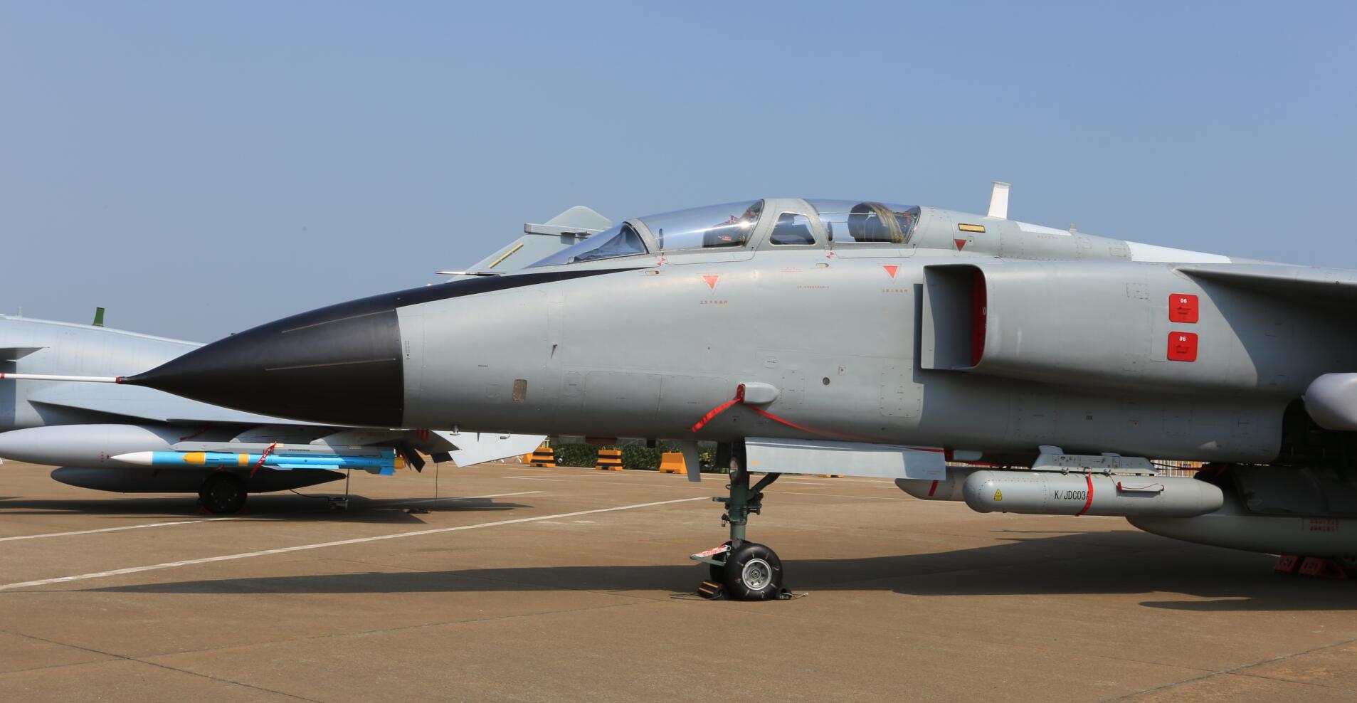 殲轟7A電子戰(zhàn)機(jī)，中國(guó)空中力量的新型電子利劍，殲轟7A電子戰(zhàn)機(jī)，中國(guó)空中力量的電子新利器