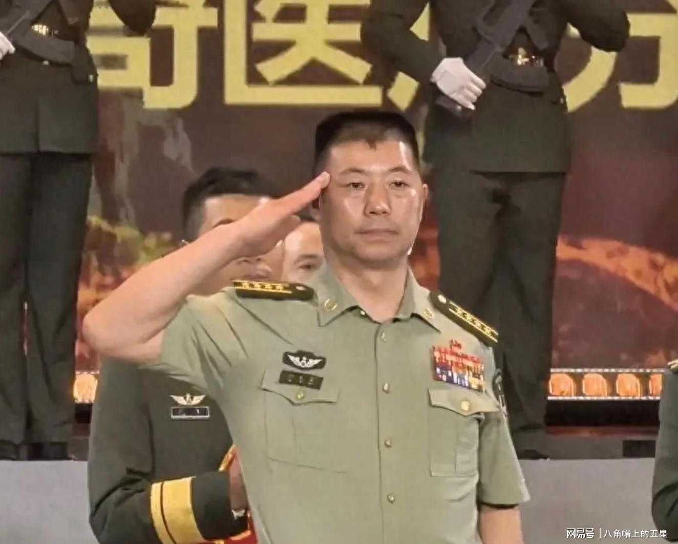 祁發(fā)寶佩戴六排勛表亮相，榮耀與擔(dān)當(dāng)?shù)南笳?，祁發(fā)寶佩戴六排勛表展現(xiàn)榮耀與擔(dān)當(dāng)?shù)南笳? class=