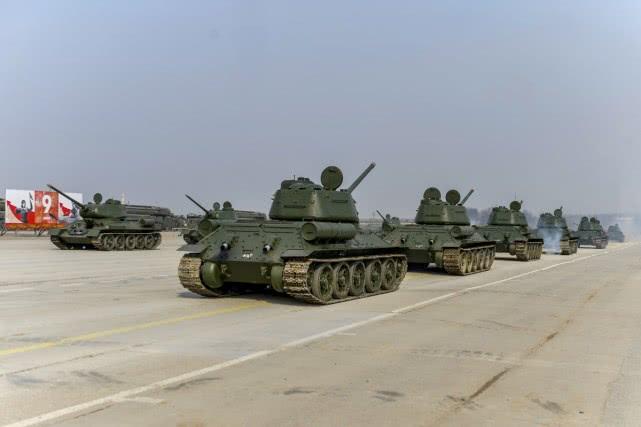 閱兵場(chǎng)上的獨(dú)特風(fēng)景，一輛T-34的榮耀與傳奇，T-34坦克，閱兵場(chǎng)上的榮耀與傳奇