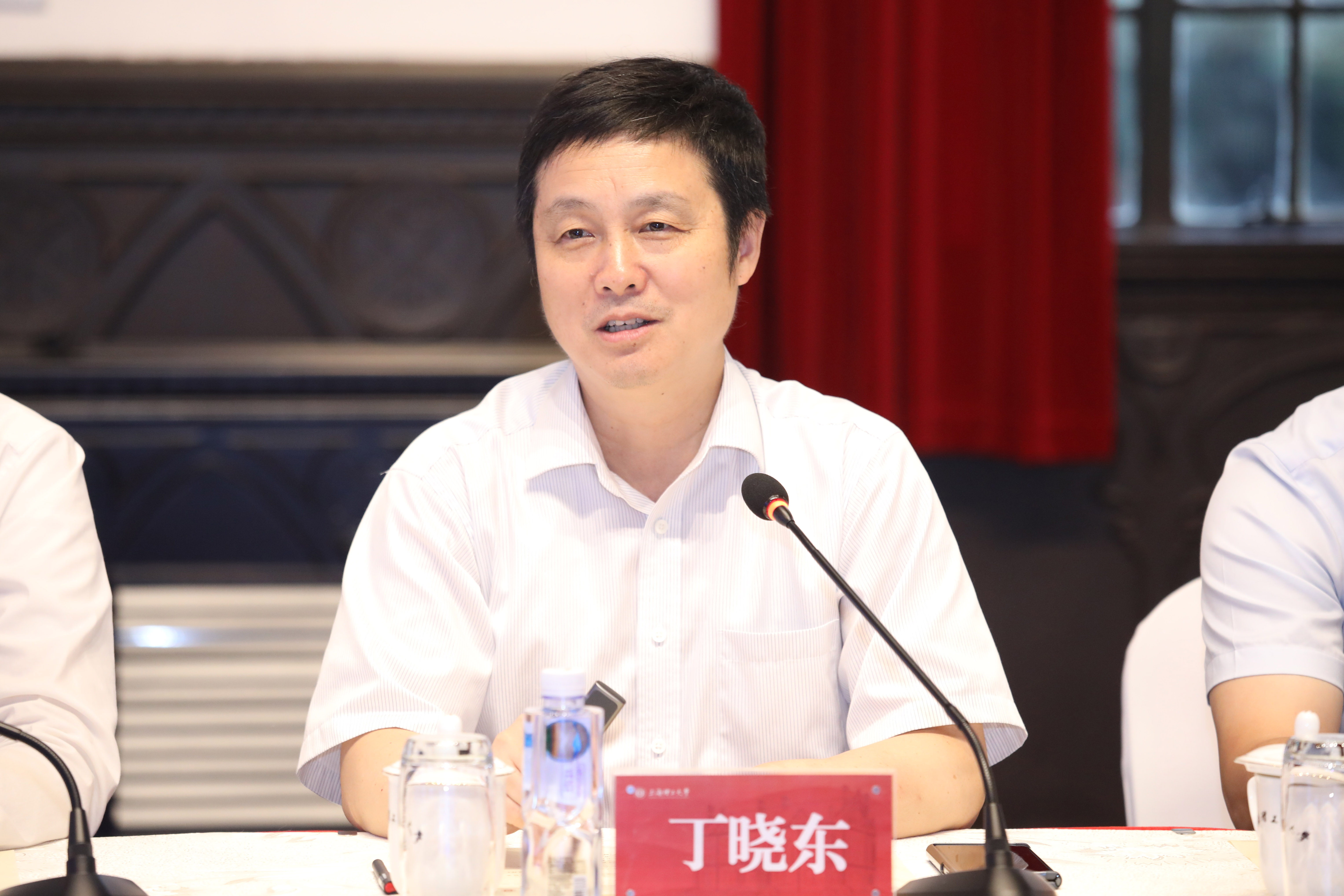 丁曉東，一位引領(lǐng)時代的杰出人物，丁曉東，時代引領(lǐng)者的杰出風(fēng)采