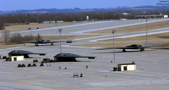 B-2轟炸機(jī)可以攜帶核彈嗎？歷史與現(xiàn)實(shí)的探究，B-2轟炸機(jī)核彈攜帶能力，歷史與現(xiàn)實(shí)的探究