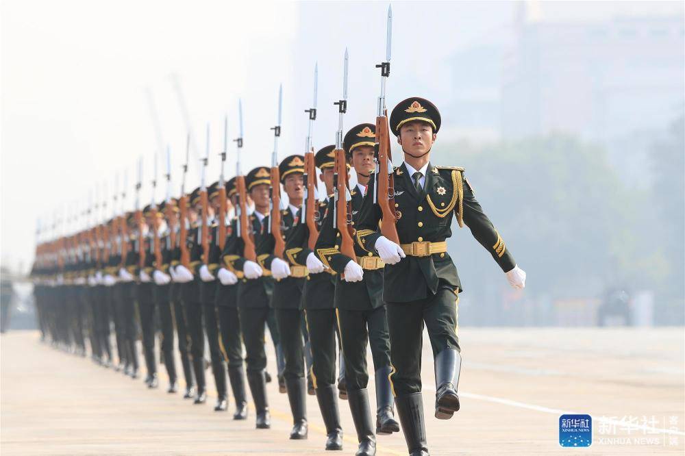 閱兵儀式，現(xiàn)在向我們迎面走來(lái)的壯麗景象，閱兵儀式，壯麗景象迎面走來(lái)