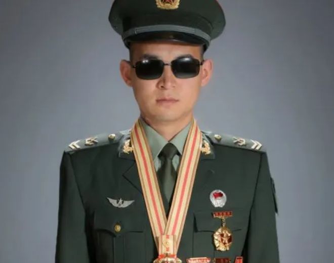 杜富國獲八一勛章待遇，榮耀背后的辛勤與奉獻，杜富國榮獲八一勛章，辛勤與奉獻背后的榮耀