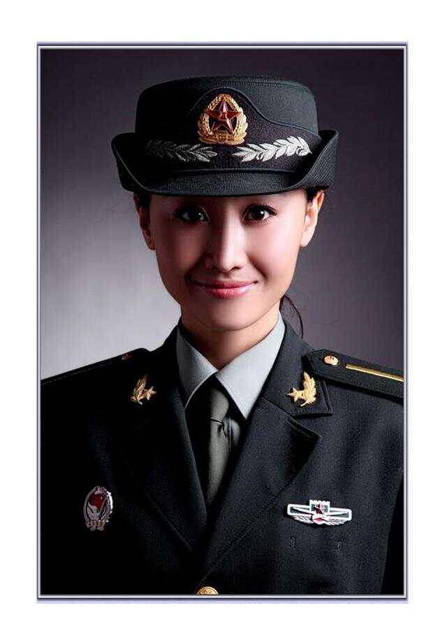 中國(guó)女兵軍裝常服照片，展現(xiàn)颯爽英姿與堅(jiān)定信念，中國(guó)女兵常服照片，英姿颯爽，信念堅(jiān)定