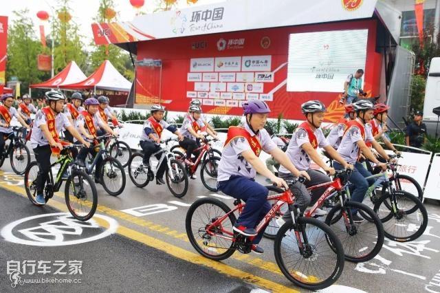 勝利日大閱兵，抗戰(zhàn)支前模范乘車方隊(duì)展現(xiàn)歷史榮耀，勝利日大閱兵，抗戰(zhàn)支前模范乘車方隊(duì)展現(xiàn)輝煌歷史榮耀