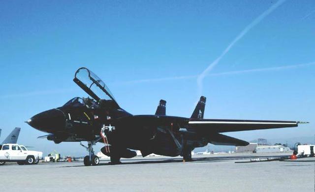 殲-15與F-14，空中巨鷹的對決與對比，殲-15與F-14，空中巨鷹的對決與性能對比