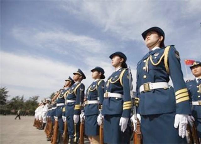 三軍儀仗隊隊長程誠，榮耀與擔當?shù)南笳鳎妰x仗隊隊長程誠，榮耀與擔當?shù)牡浞? class=