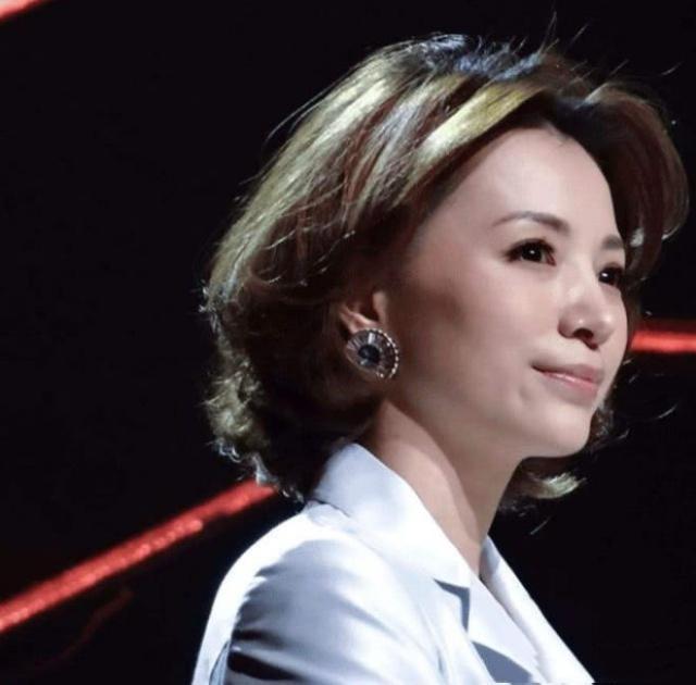 剛剛臺(tái)灣出大事董卿主持春節(jié)期間，文化與傳統(tǒng)的交融之美，董卿主持春節(jié)節(jié)目，文化與傳統(tǒng)的交融之美閃耀臺(tái)灣