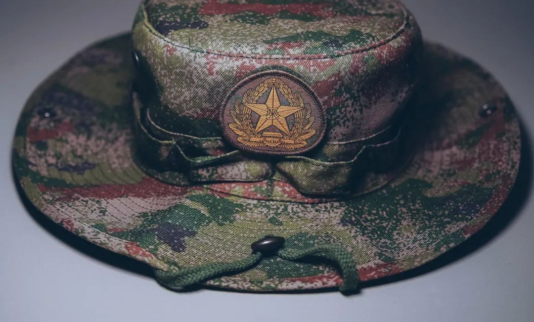 解放軍2017新式軍帽，重塑形象，展現(xiàn)新時(shí)代風(fēng)采，解放軍新式軍帽重塑形象，展現(xiàn)新時(shí)代風(fēng)采風(fēng)采