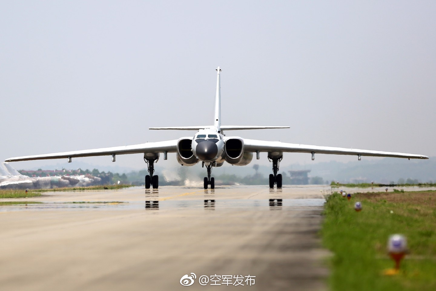 中國空軍，翱翔藍(lán)天，鑄就輝煌，中國空軍，藍(lán)天鑄輝煌，翱翔展雄姿