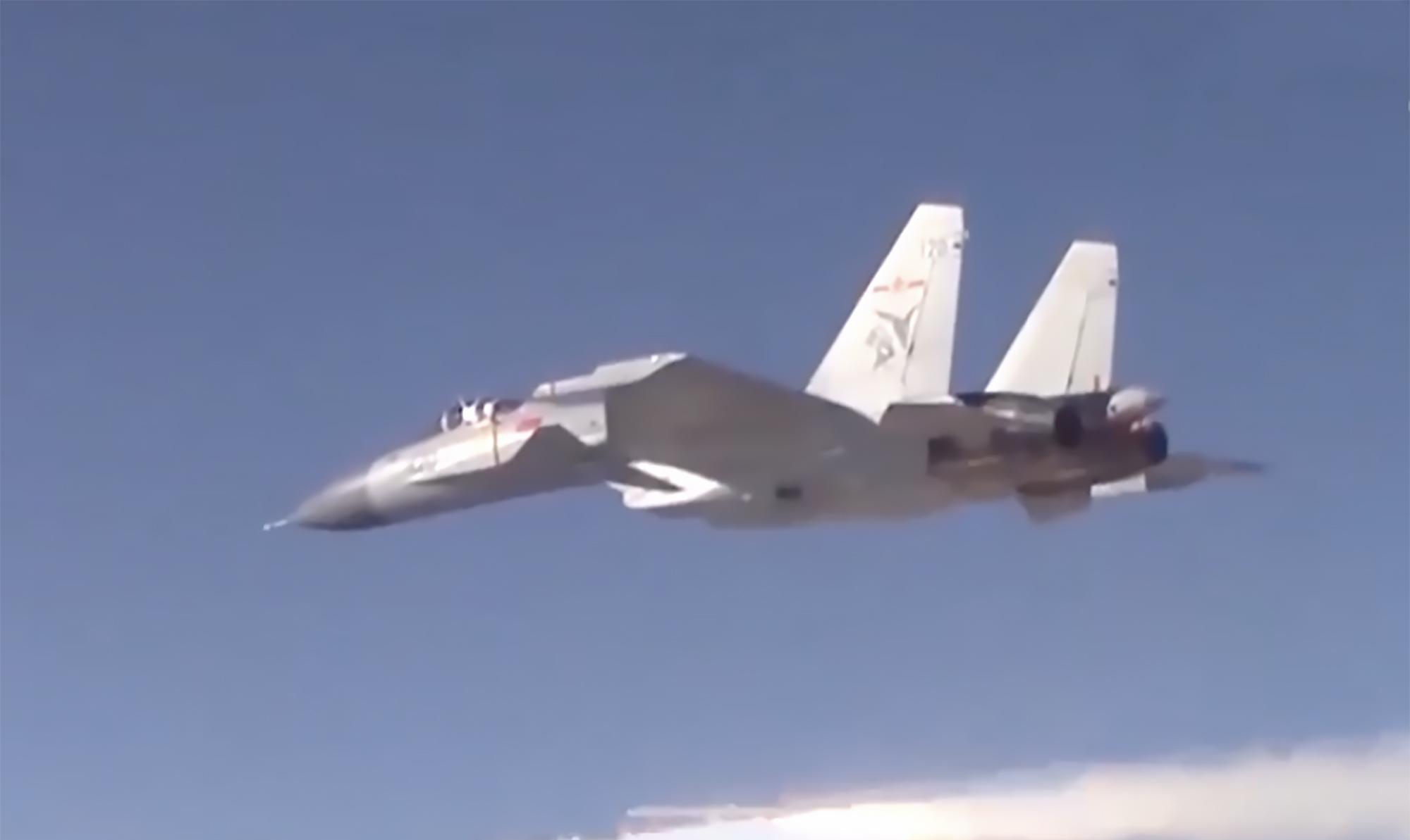 殲-15顯威，驅(qū)離外軍戰(zhàn)機，捍衛(wèi)國家領(lǐng)空安全，殲-15顯威捍衛(wèi)領(lǐng)空安全，驅(qū)離外軍戰(zhàn)機保國家安全