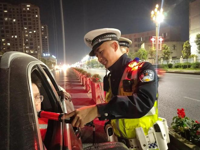 關(guān)于為什么還不更換99式警服的探討，為什么至今仍未更換99式警服，深度探討原因與影響