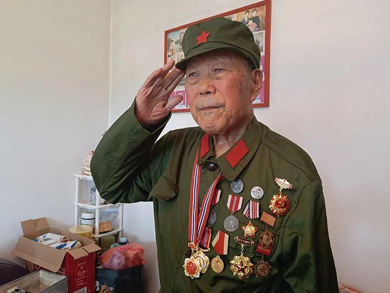 致敬英雄，一位滿身軍功章的老兵的故事，致敬英雄，軍功章閃耀的老兵傳奇故事