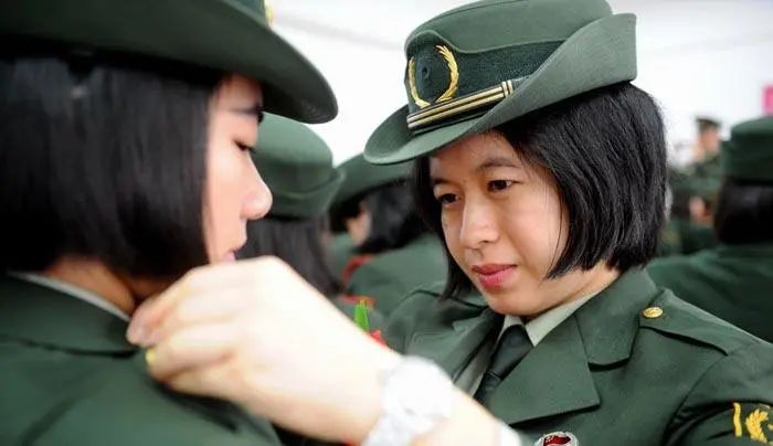 中國武警女兵單人圖片，展現(xiàn)新時代巾幗英雄的風采，中國武警女兵風采，新時代巾幗英雄展現(xiàn)英姿圖片