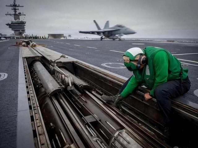 航母下水到服役，全面解析過程與關(guān)鍵任務(wù)，航母下水到服役，全面解析過程與關(guān)鍵任務(wù)詳解