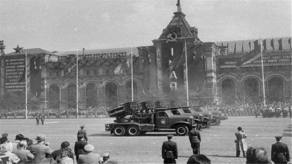 各國閱兵式中的一排多少人參戰(zhàn)，閱兵儀式與軍事力量的展現(xiàn)，全球閱兵式的軍事力量展現(xiàn)，一排多少人參戰(zhàn)？閱兵儀式揭示軍事力量風(fēng)采