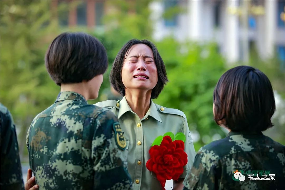 中國(guó)退伍女兵視頻，榮耀與堅(jiān)韌的象征，中國(guó)退伍女兵的榮耀與堅(jiān)韌，視頻展現(xiàn)時(shí)代象征