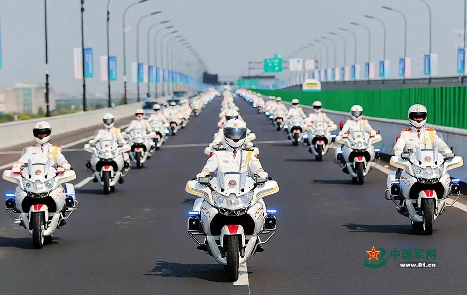 國(guó)賓護(hù)衛(wèi)隊(duì)隆重迎接馬克龍總統(tǒng)訪華之旅，國(guó)賓護(hù)衛(wèi)隊(duì)莊嚴(yán)迎接馬克龍總統(tǒng)訪華之旅