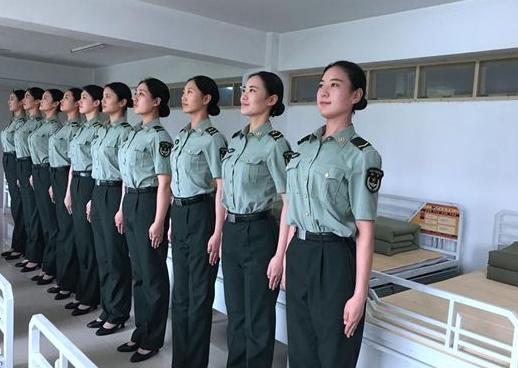 中國人民解放軍儀仗隊女兵中隊，榮耀與擔當?shù)南笳?，中國人民解放軍儀仗隊女兵中隊，榮耀與擔當?shù)牡浞? class=