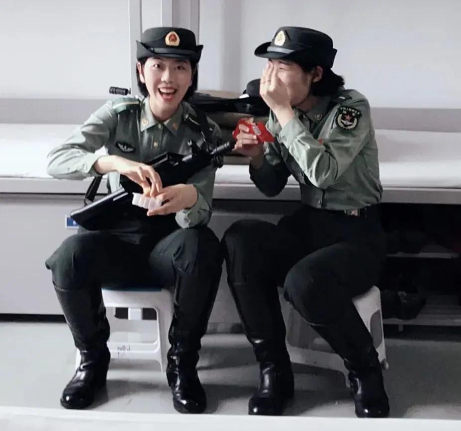 閱兵隊中的女兵，力量與榮耀的象征，閱兵隊中的女兵，力量與榮耀的璀璨象征