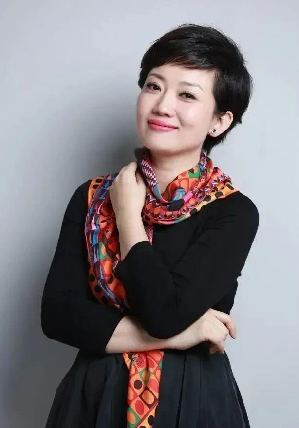 美女主持人與軍事蘭目，一道獨(dú)特的風(fēng)景線，美女主持人與軍事蘭目，獨(dú)特組合的魅力風(fēng)采