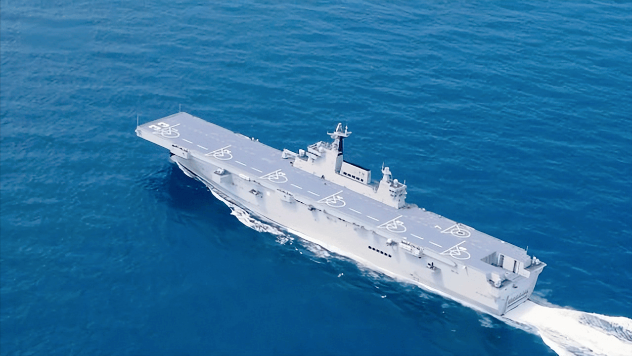 中國(guó)新一代6萬(wàn)噸兩棲攻擊艦，力量與智慧的完美結(jié)合，中國(guó)新一代兩棲攻擊艦，力量與智慧的巔峰結(jié)合