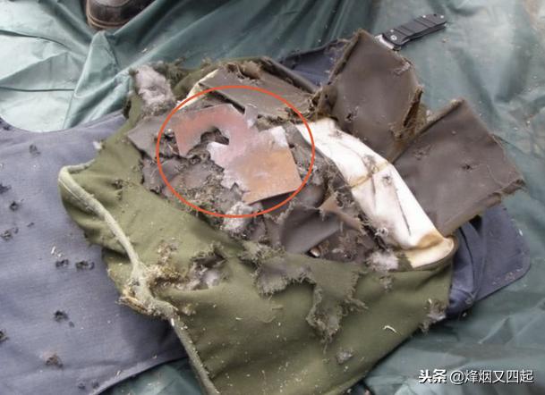 割開傷口取子彈，戰(zhàn)爭(zhēng)的殘酷與生命的堅(jiān)韌，戰(zhàn)爭(zhēng)中的生與死，割傷取彈，生命的堅(jiān)韌與殘酷瞬間