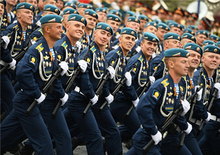 俄羅斯衛(wèi)國勝利日大閱兵軍樂聯(lián)奏，榮耀與力量的交響，俄羅斯衛(wèi)國勝利日大閱兵軍樂聯(lián)奏，榮耀與力量的交響盛典