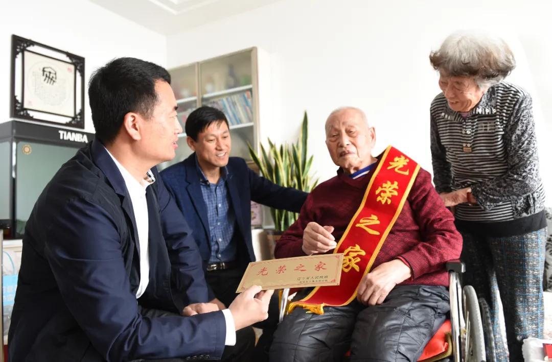 八一勛章與一等功，哪個(gè)級(jí)別更高？——深度解析并揭秘真相于貼吧，八一勛章與一等功級(jí)別對(duì)比，深度解析揭秘真相（貼吧熱帖）