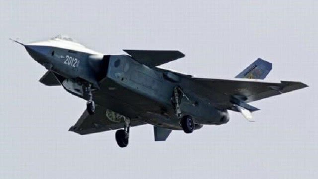 殲-20與F-22，究竟誰更強？，殲-20與F-22，誰主沉?。靠諔?zhàn)實力大比拼！