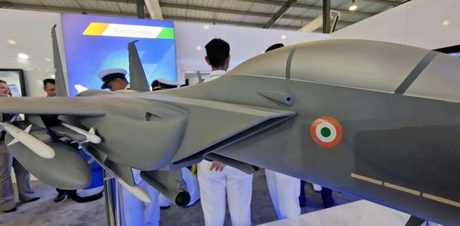 殲-15與F-15，空中對抗的潛力分析，殲-15與F-15空中對抗?jié)摿ι疃冉馕? class=