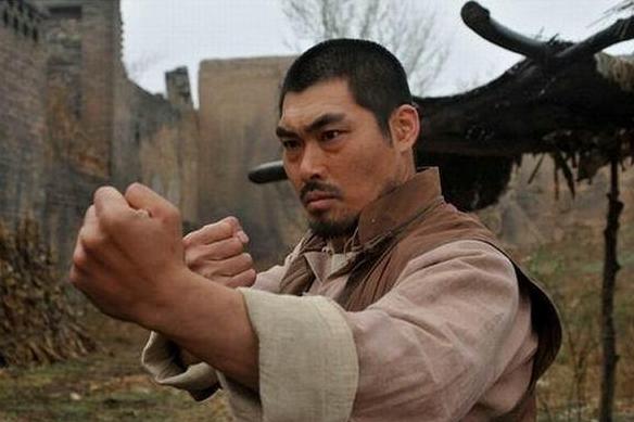 從褲子里拿出一個手榴彈，勇氣與智慧的象征，勇氣與智慧，從褲子里拿出手榴彈的瞬間