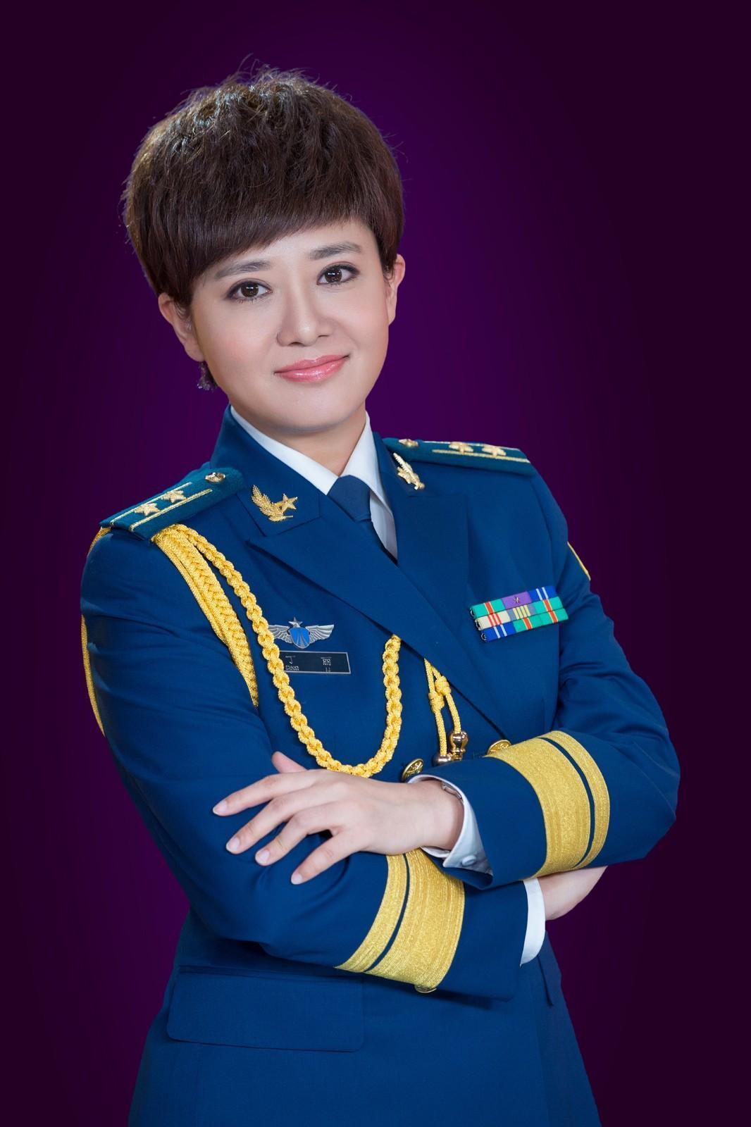 軍事頻道女主持人丁麗的魅力與影響力，丁麗，軍事頻道女主持人的魅力與影響力