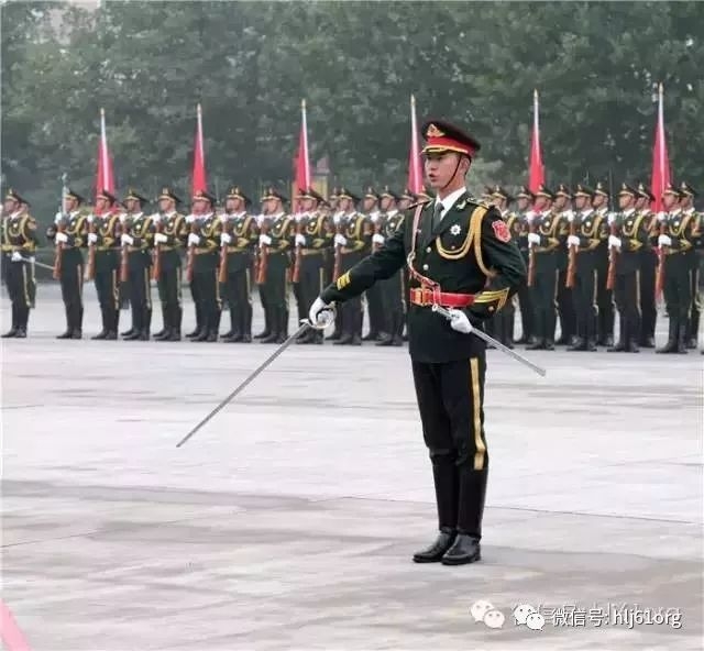 三軍儀仗隊(duì)張震，榮耀與擔(dān)當(dāng)?shù)南笳?，三軍儀仗隊(duì)張震，榮耀的象征，擔(dān)當(dāng)之楷模